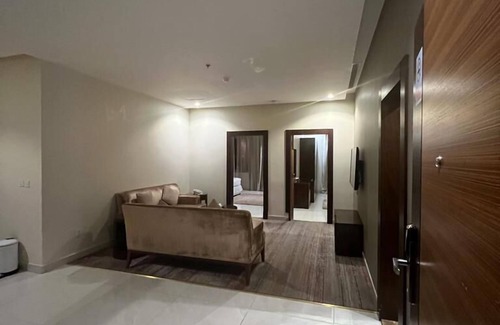 King Abdul Aziz Road Apartment | Convenient Obhur Home Suites with Breakfast & Family Amenities