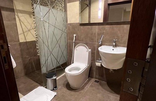 King Abdul Aziz Road Apartment | Convenient Obhur Home Suites with Breakfast & Family Amenities