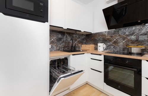 Srodmiescie Apartment | Cozy Gdynia Retreat: Wifi, Balcony & Parking Included