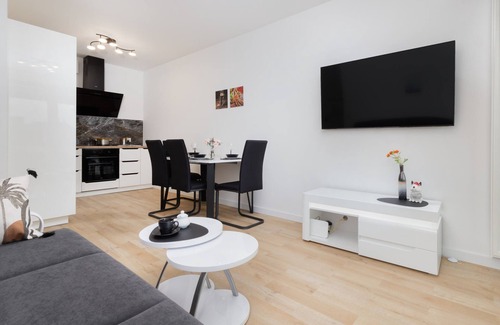 Srodmiescie Apartment | Cozy Gdynia Retreat: Wifi, Balcony & Parking Included