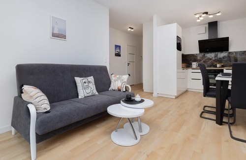 Srodmiescie Apartment | Cozy Gdynia Retreat: Wifi, Balcony & Parking Included