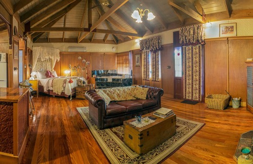 Mount Dandenong Cottage | Serene Observatory Cottages: Spa, Breakfast & Top-Rated Stay
