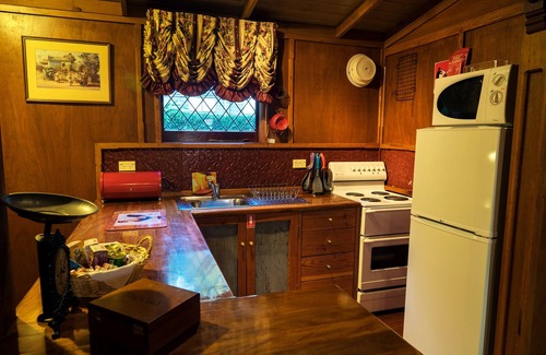 Mount Dandenong Cottage | Serene Observatory Cottages: Spa, Breakfast & Top-Rated Stay