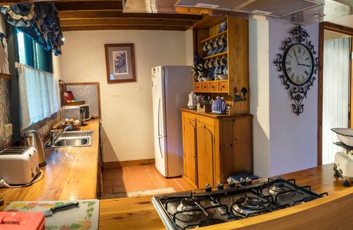 Mount Dandenong Cottage | Serene Observatory Cottages: Spa, Breakfast & Top-Rated Stay