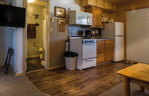 Rice Lake Cabin | Discover Room 9 at Curriers Lakeview Lodge - Family-Friendly