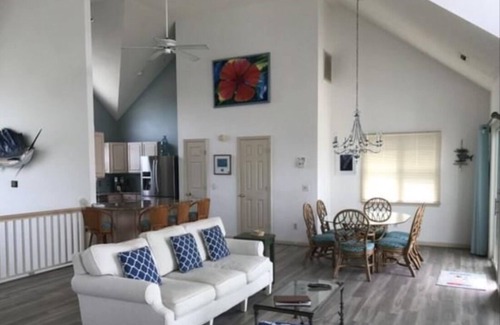 Manteo House | Guest Rated 10/10: Pirate's Cove Resort with Waterfront Access