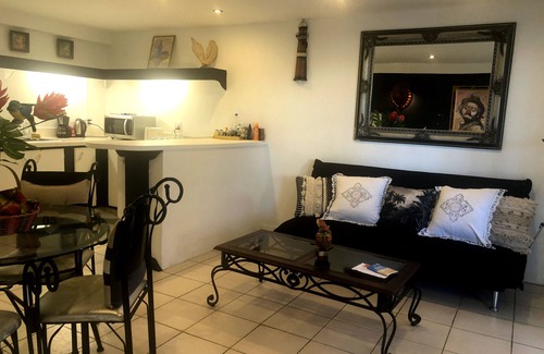 Point Blanche Apartment | Exceptional Océan Cave: Poolside Retreat with Dining Options