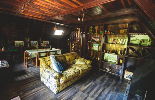 Delfim Moreira Cabin | Pet-Friendly Getaway at Oca Chalé with Breakfast Included