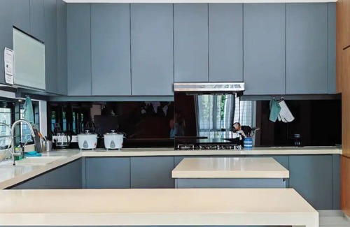 Tanjung Bungah Villa | Ocean 23 Shamrock Beach: Family-Friendly Retreat with Pool