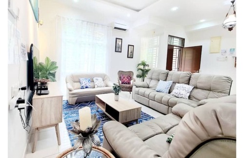 Tanjung Bungah House | Ocean 25: Spacious Beachfront Retreat for Big Groups