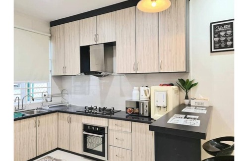 Tanjung Bungah House | Ocean 25: Spacious Beachfront Retreat for Big Groups