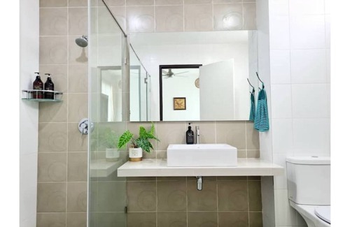 Tanjung Bungah House | Ocean 25: Spacious Beachfront Retreat for Big Groups