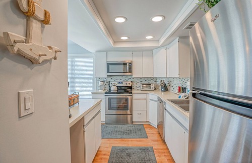 Saint Helena Island Condo | Unwind with Ocean and Pool Views from Your Porch Retreat