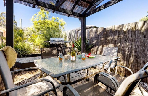 Tootgarook House | Beachy Elegance at Ocean Bay Retreat - Pet Friendly Getaway