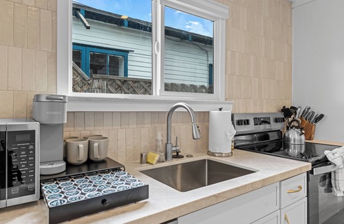 Ocean Beach Cottage | Ocean Beach-Central-Sleeps 5-Steps2Beach-Laundry-Parking for two