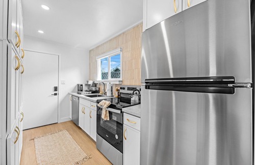 Ocean Beach Cottage | Ocean Beach-Central-Sleeps 5-Steps2Beach-Laundry-Parking for two