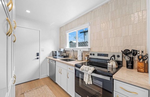 Ocean Beach Cottage | Ocean Beach-Central-Sleeps 5-Steps2Beach-Laundry-Parking for two