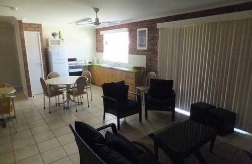 Jurien Bay Ski Chalet | Ocean Beach Chalet 15: Ideal for Family Getaways by the Sea
