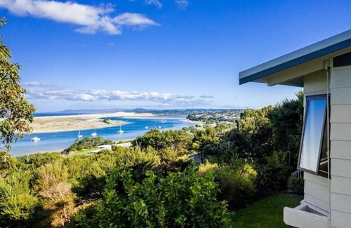 Mangawhai Heads House | Ocean Beach Retreat: Unbeatable Views and Family-Friendly Amenities