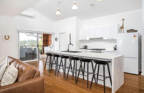 Mollymook House | Ocean Blue: 4-Star Getaway with Private Beach Access