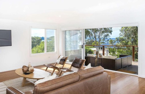 Mollymook House | Ocean Blue: 4-Star Getaway with Private Beach Access