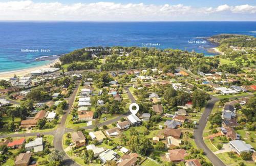 Mollymook House | Ocean Blue: 4-Star Getaway with Private Beach Access