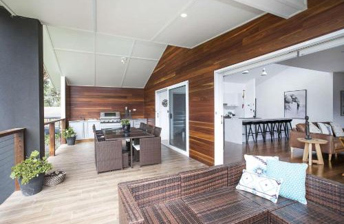 Mollymook House | Ocean Blue: 4-Star Getaway with Private Beach Access