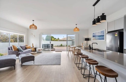 Middleton House | Ocean Breeze: Family-Friendly Retreat with Ocean Views