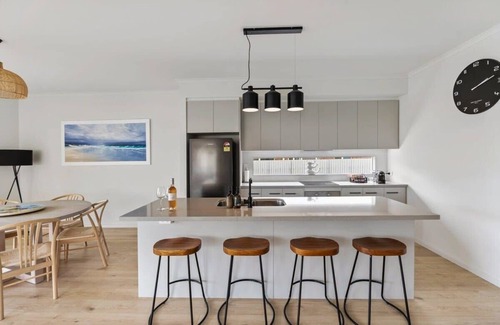 Middleton House | Ocean Breeze: Family-Friendly Retreat with Ocean Views