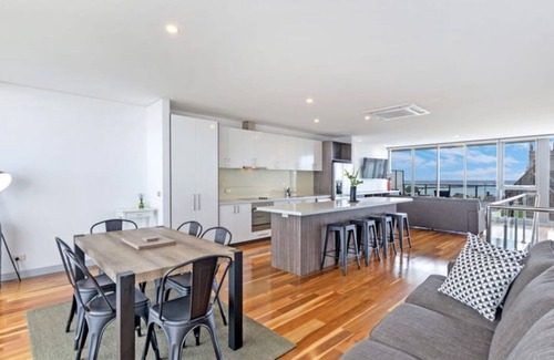 Portland Apartment | Ocean Breeze Apartment Portland: Guest Rated 10/10 with Ocean Views