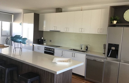 Portland Apartment | Ocean Breeze Apartment Portland: Guest Rated 10/10 with Ocean Views