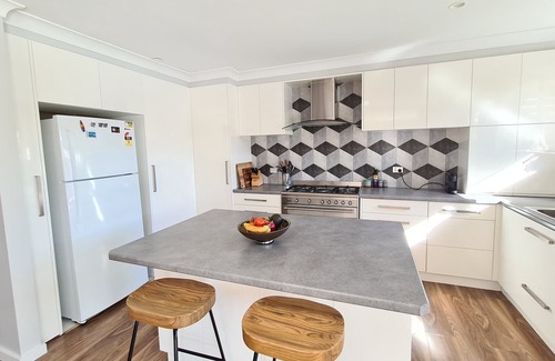 Safety Beach House | Ocean Breeze at Safety: Guest Rated 9.8 with Pool & Breakfast