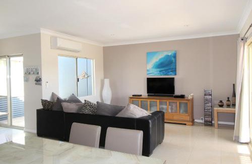 Jurien Bay Villa | Ocean Breeze: Family-Friendly Retreat with Pool Access
