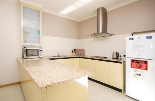 Jurien Bay Villa | Ocean Breeze: Family-Friendly Retreat with Pool Access