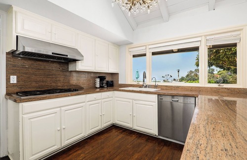 Muirlands West House | Coastal Escape: Ocean Breeze Heaven Pool House in La Jolla