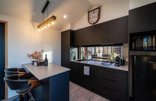 Bicheno House | Ocean Breeze Homestays - Unit 1 - Luxe tiny home in garden oasis