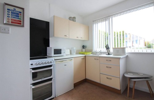 Holywell Cottage | Cozy Ocean Breeze Apartment Steps from Holywell Bay Beach
