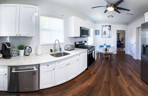 Southwest Apartment | Ocean Breeze: Renovated 3bd Retreat with Oceanfront Views