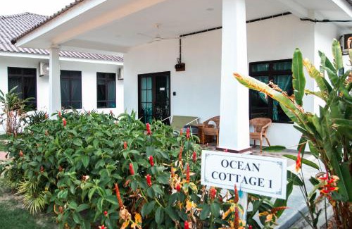 Penyabong Ski Chalet | Cozy Ocean Cottage 1 with Private Beach in Teluk Sari