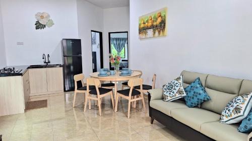 Penyabong Ski Chalet | Cozy Ocean Cottage 1 with Private Beach in Teluk Sari