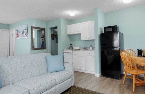 Bridgeport Heights Hotel | Beachfront Bliss at Ocean Court Hotel with Pool & Breakfast