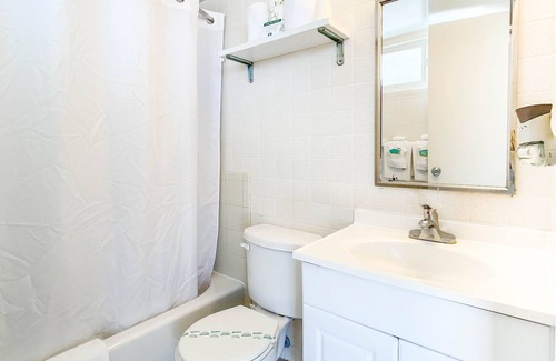 Bridgeport Heights Hotel | Beachfront Bliss at Ocean Court Hotel with Pool & Breakfast