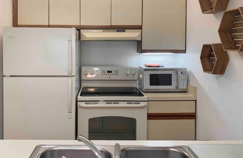 Briarcliffe Acres Condo | Cozy 2-Bed Condo in Ocean Creek Near Beach & Pools