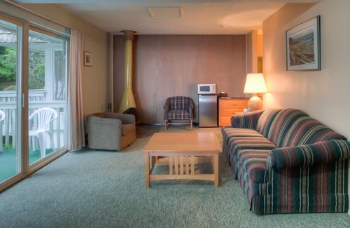 Moclips Hotel | Ocean Crest Resort: Family-Friendly with Pool & Spa Access