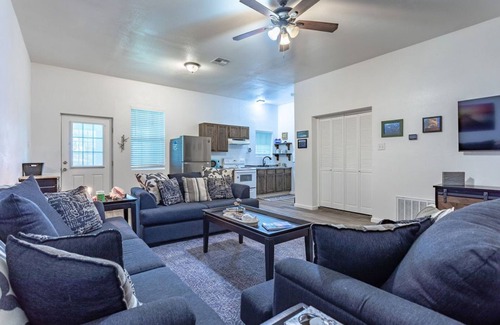 Woodway Apartment | Discover Ocean Dreams: Family-Friendly with Breakfast Included