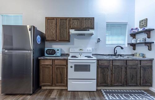 Woodway Apartment | Discover Ocean Dreams: Family-Friendly with Breakfast Included