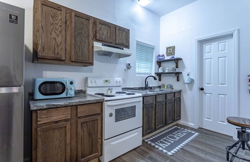 Woodway Apartment | Discover Ocean Dreams: Family-Friendly with Breakfast Included