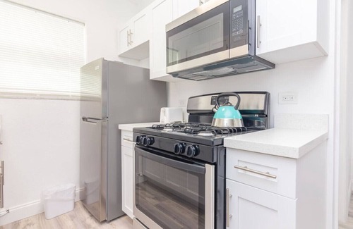 South Beach Condo | Beachside Deco Apartment with Ocean View & Kitchen Access