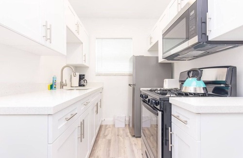 South Beach Condo | Beachside Deco Apartment with Ocean View & Kitchen Access