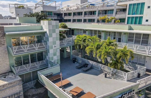South Beach Condo | Beachside Deco Apartment with Ocean View & Kitchen Access